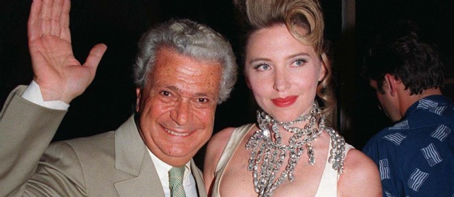 Le couturier Francesco Smalto et la mariee de son defile printemps-ete, en 1994.