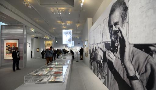 Des visiteurs parcourent l'exposition consacree au cineaste italien Michelangelo Antonioni (photo du mur), le 8 avril 2015 a la Cinematheque francaise, a Paris