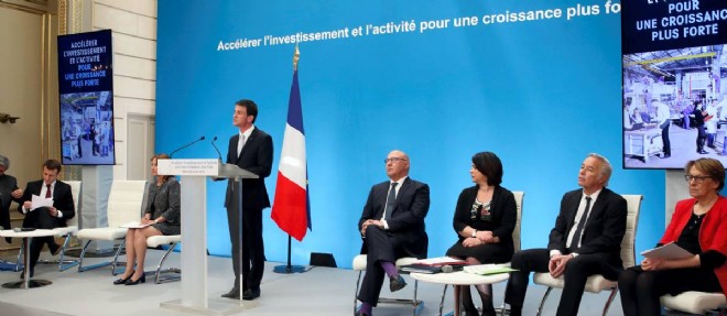 Manuel Valls prononce son discours sur la relance de l'investissement devant la presse, mercredi, a l'Elysee, entoure de pas moins de sept ministres.