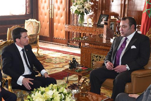 Le Premier ministre francais Manuel Valls (g) est recu par le roi Mohammed VI du Maroc a Rabat le 9 avril 2015