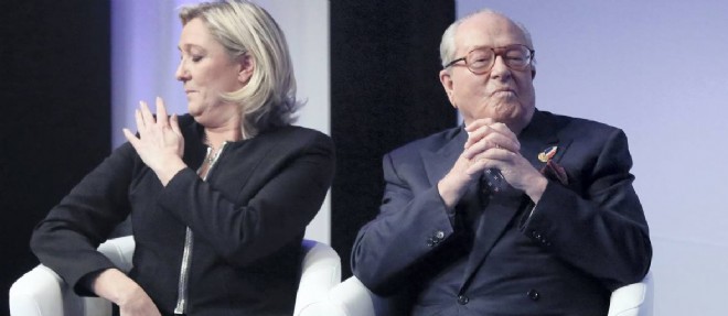 Marine Le Pen et son pere lors du congres du Front national en novembre 2014.