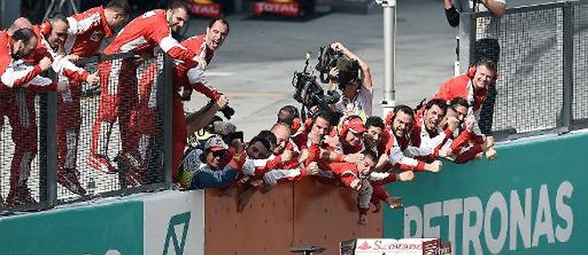 L'equipe Ferrari celebre la victoire de son pilote Sebastian Vettel au Grand Prix de Malaisie, a Sepang le 29 mars 2015