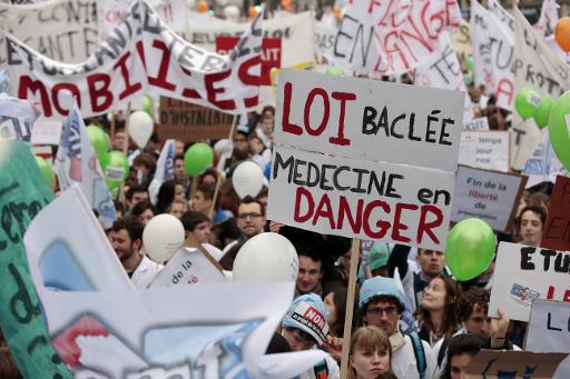 Des dizaines de milliers de médecins et personnels de santé manifestent à Paris contre la "loi santé" le 15 mars 2015 © Joel Saget AFP/Archives