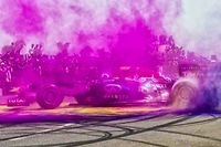 Lors de la démonstration de David Coulthard.qui a réussi une pointe à 282 km/h et a également roulé dans une poudre colorée, les fameux pigments utilisés durant Holi, la fête des couleurs en Inde.
