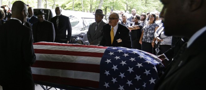 Des centaines de personnes etaient presentes aux funerailles de Walter Scott.