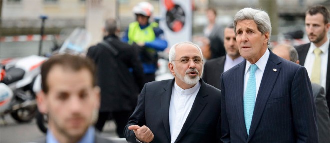 Le secretaire d'Etat americain John Kerry et son homologue iranien, Mohammad Javad Zarif, a Geneve, le 14 janvier.
