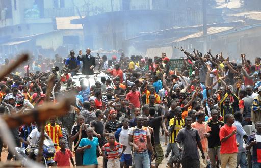 Le chef de file de l'opposition, l'ex-Premier ministre Cellou Dalein Diallo, encourage ses partisans lors d'une manifestation le 14 avril 2015 à Conakry © CELLOU BINANI AFP