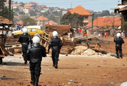 Des membres de la police antiémeute guinéenne dispersent une manifestation le 14 avril 2015 dans une banlieue de Conakry © CELLOU BINANI AFP