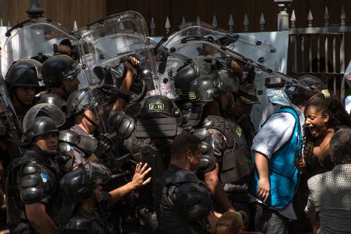 Des unites speciales de la police penetrent dans un immeuble appartenant a l'ex-milliardaire Eike Batista pour en deloger les occupants, le 14 avril 2015 a Rio de Janeiro