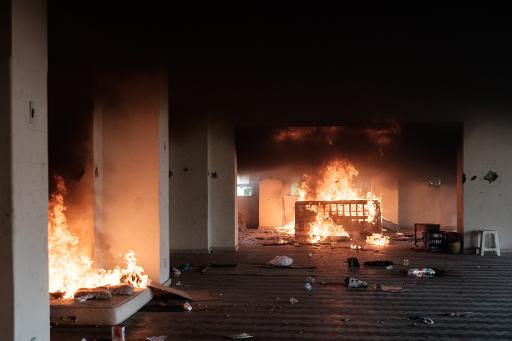 Des squatteurs ont mis le feu à des matelas dans l'immeuble qu'ils occupaient peu avant une intervention musclée de la police, le 14 avril 2015 à Rio de Janeiro © YASUYOSHI CHIBA AFP