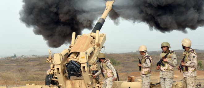L'armee saoudienne tire un obus depuis un poste situe pres de la frontiere saoudo-yemenite, le 13 avril 2015.