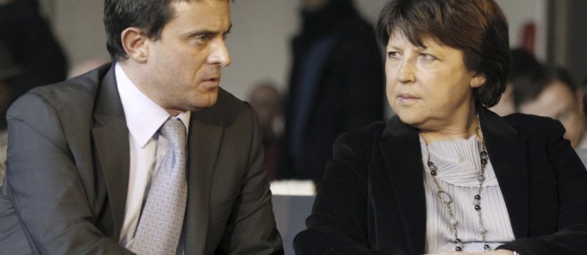 Martine Aubry discute avec Manuel Valls lors d'un forum du Parti socialiste (PS) consacre a la renovation des institutions, le 2 fevrier 2011 a Paris.