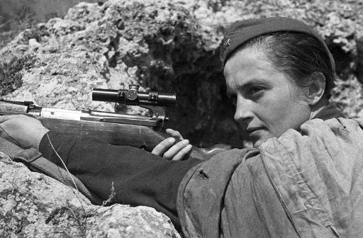 Photo du 6 juin 1942 montrant la jeune Ukrainienne Lioudmila Pavlitchenko, qui a defendu Sebastopol contre les nazis et dont s'est inspire le film "Bataille pour Sebastopol"