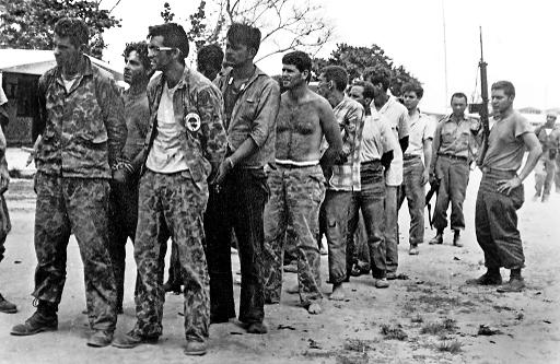 Un groupe de contre-révolutionnaires en avril 1961 après leur arrestation dans la baie des Cochons à Cuba © MIGUEL VINAS PL/AFP/Archives