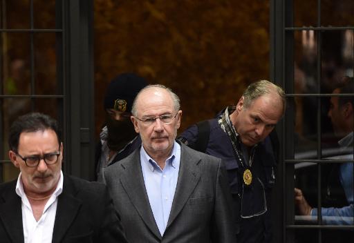 L'ancien directeur du FMI, l'espagnol Rodrigo Rato est escorte par la police le 16 avril 2015 a la sortie de son domicile a Madrid