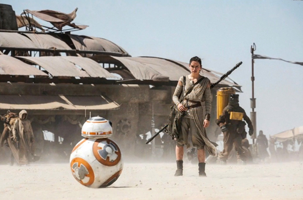 Daisy Ridley et BB-8 dans Star Wars 7 ©  Lucasfilm
