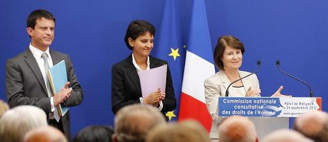 La presidente de la CNCDH, Christine Lazerges (D), Najat Vallaud-Belkacem (C) et Manuel Valls le 24 septembre 2012 a Matignon a Paris