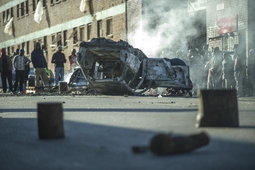 Une voiture brulee apres des violences xenophobes dans le quartier de Jeppestown, a Johannesburg, le 17 avril 2015