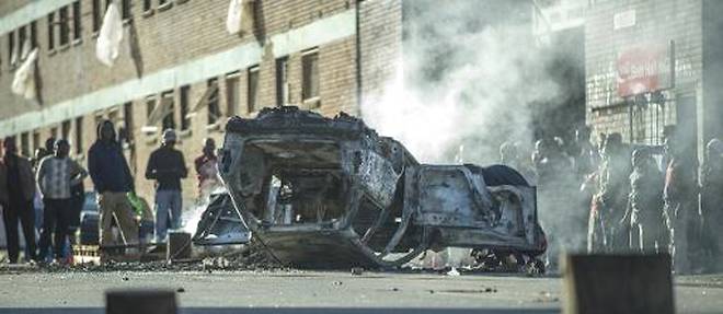 Une voiture brulee apres des violences xenophobes dans le quartier de Jeppestown, a Johannesburg, le 17 avril 2015