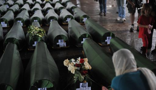 Des Bosniaques musulmans, survivants du massacre de Srebrenica en 1995, se recueillent sur les cercueils de proches dans le village de Potocarion le 10 juillet 2013 © Elvis Barukcic AFP/Archives