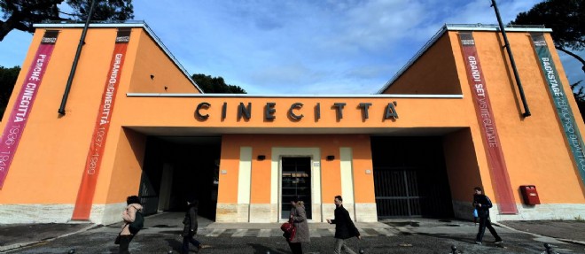 L'entree des mythiques studios de cinema romains de Cinecitta, qui attirent a nouveau Hollywood.