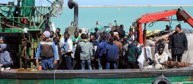Un bateau de migrants en provenance d'Afrique du Nord intercepte par la marine italienne.