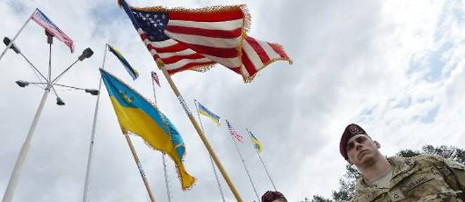 Des soldats ukrainiens et americains participent a une ceremonie officielle le 20 avril 2015 a Lviv avant de commencer des entrainements communs