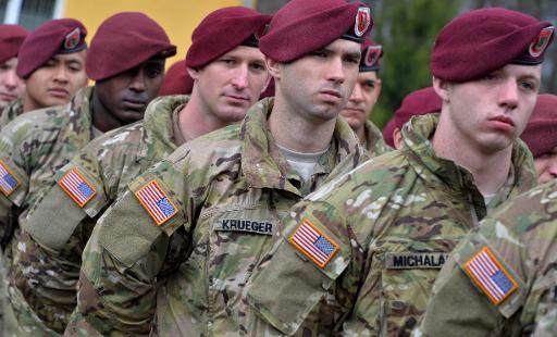 Des soldats américains participent à une cérémonie officielle le 20 avril 2015 à Lviv avant d'entraîner des soldats ukrainiens © GENYA SAVILOV AFP