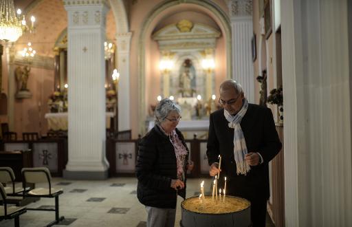 Gérard Bodigoff, Arménien de France, et sa femme Jacqueline le 19 avril 2015 dans l'église arménienne d'Istanbul © BULENT KILIC AFP