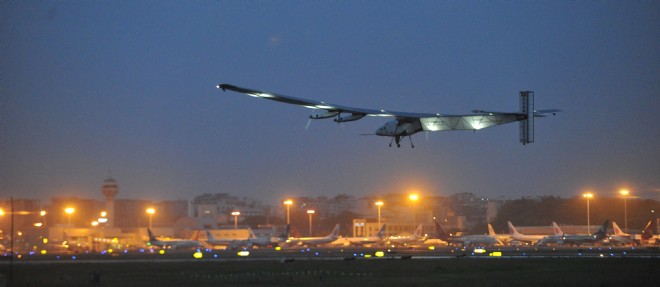 L'avion solaire Solar Impulse 2 decollant de l'aeroport Jiangbei International a Chongqing, dans le sud-ouest de la Chine, le 21 avril 2015.