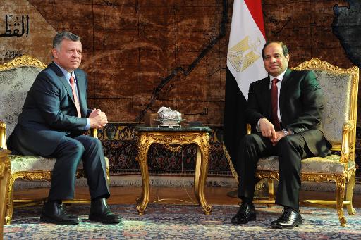 Photo transmise par la presidence egyptienne montrant le president egyptien Abdel Fattah al-Sissi (d) au cote du Roi Abdullah II de Jordanie au Caire le 26 fevrier 2015 lors d'une rencontre consacree a groupe Etat islamique