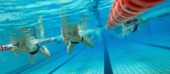 "Traverser l'eau en equilibre horizontal par immersion prolongee de la tete" dans un "milieu aquatique profond standardise". Autrement dit, nager dans une piscine.