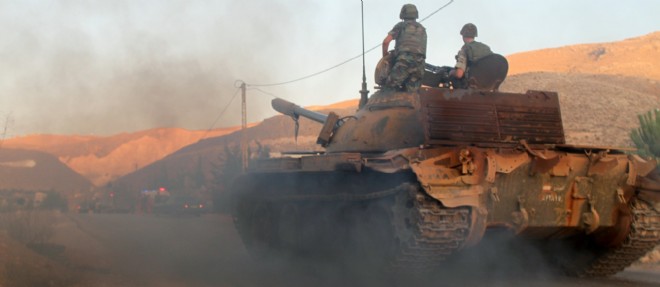 Un tank de l'armee libanaise a l'entree de la ville d'Ersal, pres de la frontiere syrienne, le 2 aout 2014.