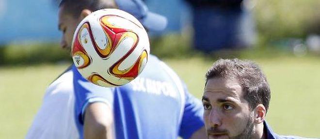 L'attaquant de Naples Gonzalo Higuain a l'entrainement le 22 avril 2015 a Castelvolturno