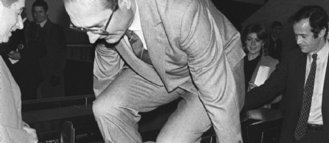 Jacques Chirac saute par-dessus un tourniquet dans le metro parisien, en 1980.