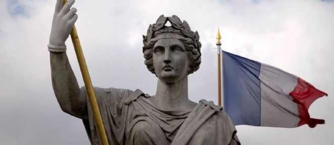 Le drapeau francais et une statue de Marianne, symboles de la Republique francaise et de sa devise : "Liberte, egalite et fraternite."