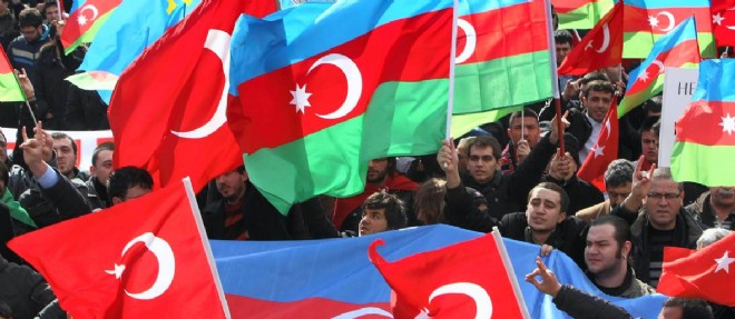 Des manifestants brandissent des drapeaux turcs et azerbaijanais a Istanbul en fevrier 2012 pour commemorer le massacre de Khodjaly dans le Haut-Karabakh en 1992.