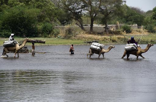 Des habitants de N'Gouboua, au Nigeria, traversent le lac Tchad apres l'attaque de leur village par des islamistes de Boko Hatram, le 6 avril 2015