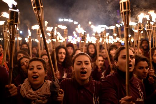 Lors de la commemoration du genocide armenien des participants a la manifestation defilent avec des torches le 24 avril 2015 a Erevan