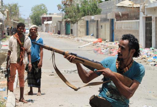 Un milicien soutenant le president Hadi, refugie en Arabie Saoudite, lors d'affrontements avec les rebelles Houtis a Aden, le 24 avril 2015