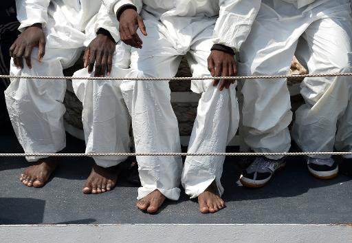 Des migrants sur le bateau des garde-cotes italiens dans le port de Catane le 24 avril 2015