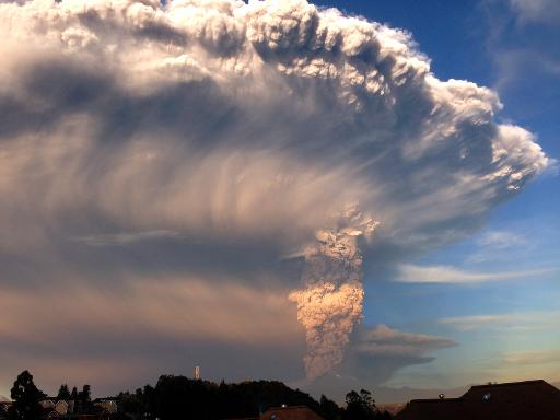 Le volcan Calbuco vu depuis Puerto Varas au Chili le 22 avril 2015