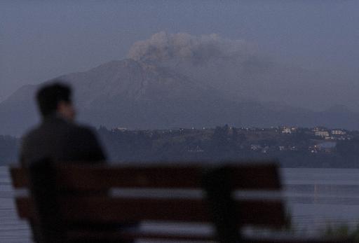 Le volcan Calbuco duquel s'échappe de la fumée, vu depuis Puerto Varas le 24 avril 2015 © VLADIMIR RODAS AFP
