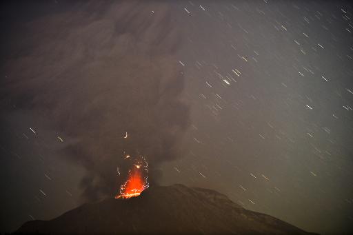 Le volcan Calbuco duquel s'échappe de la fumée, vu depuis Puerto Varas le 24 avril 2015 © MARTIN BERNETTI AFP