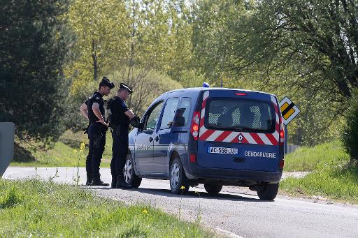 Des gendarmes à Grandpré poursuivent les investigations pour retrouver l'agresseur de Berenyss le 24 avril 2015 © FRANCOIS NASCIMBENI AFP