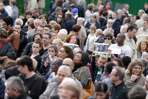 Pres d'un millier de personnes participent a Villejuif a une marche silencieuse en hommage a Aurelie Chatelain le 25 avril 2015
