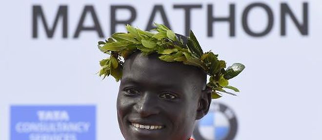 Le Kenyan Dennis Kimetto celebre sa victoire au marathon de Berlin ou il a etabli un nouveau record du monde (2h 02:57), le 28 septembre 2014
