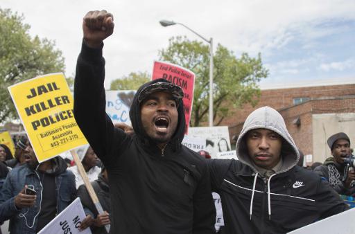 Des manifestants a Baltimore, dans l'est des Etats-Unis, marquent leur colere apres le nouveau deces d'un noir, blesse lors de son arrestation, le 25 avril 2015