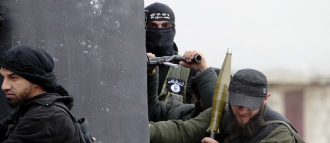 Des combattants du Front al-Nosra, branche syrienne d'Al-Qaida a Alep en avril 2013. Les islamistes se rapprochent maintenant du bastion du regime syrien, Lattaquie.