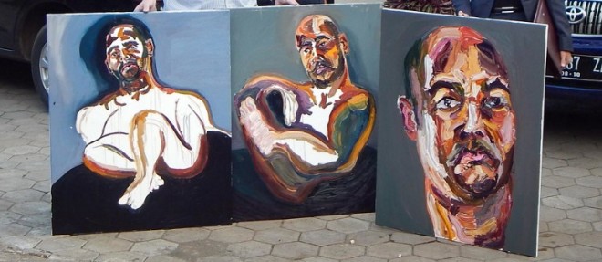 L'avocat du condamne a mort australien Myuran Sukumaran expose des peintures de son client, qui vient de recevoir sa notification d'execution imminente, le 25 avril 2015 en Indonesie.